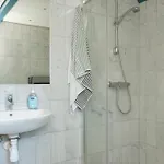 Awesome In With 3 Bedrooms And Internet *